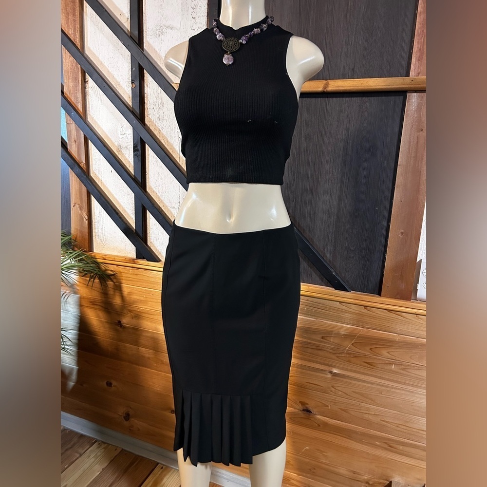Beautifull black skirt with front ruffle accent size 8 women’s skirt